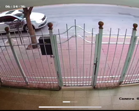 Uno de los videos que la familia de la víctima aportó sobre el Volkswagen Vento gris.