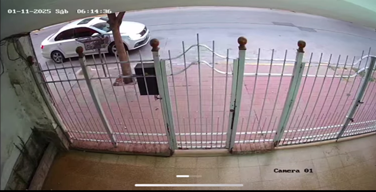 Uno de los videos que la familia de la víctima aportó sobre el Volkswagen Vento gris.