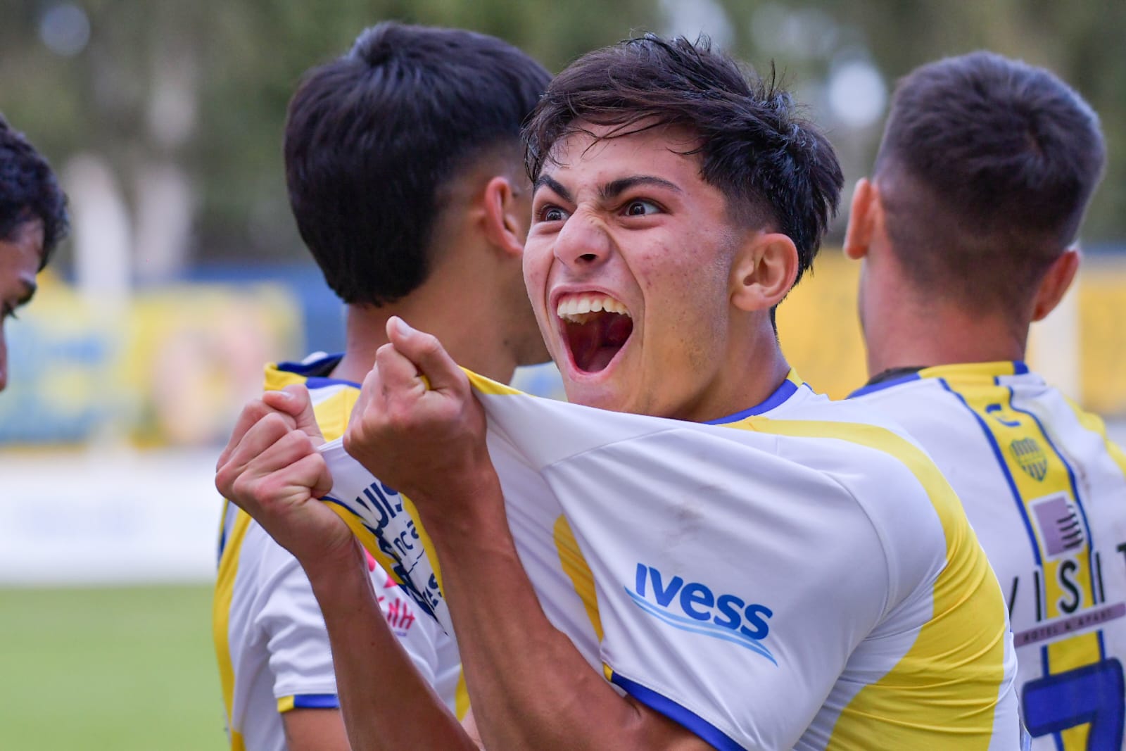 Santino Moya grita su primer gol. En la semana firmó su contrato profesional.