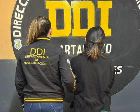 La mujer de 41 años fue detenida junto al hombre de 42. Habrían hecho la falsa denuncia para cobrar el seguro. Foto: Policía de San Luis.