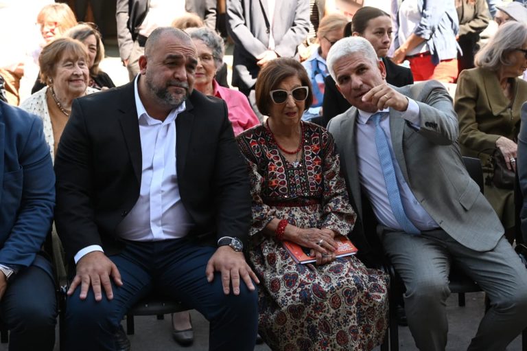 El intendente de Villa Mercedes, la viuda del artista y el Gobernador de San Luis.