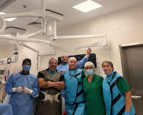 equipo médico del Hospital Central en procedimientos para prevenir ACV