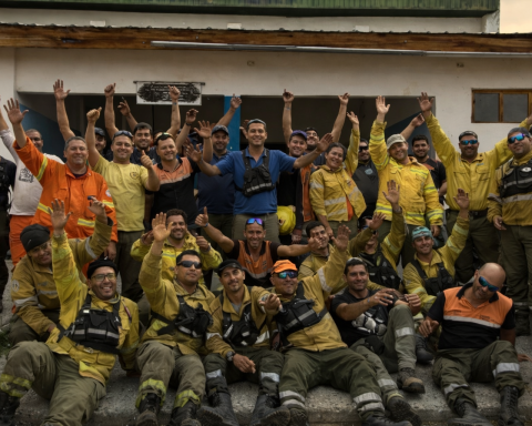 equipo de bomberos de El Fortín tras casi diez días de trabajo en incendios